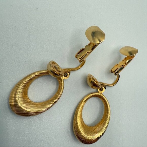Brushed Gold Tone Vintage Clip On Circular Hoop Earrings Bonus Matching Pin - Picture 7 of 9